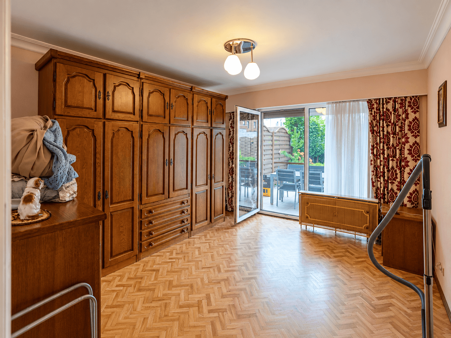Gelijkvloers 2-slpk appartement met tuin + 2 garageboxen