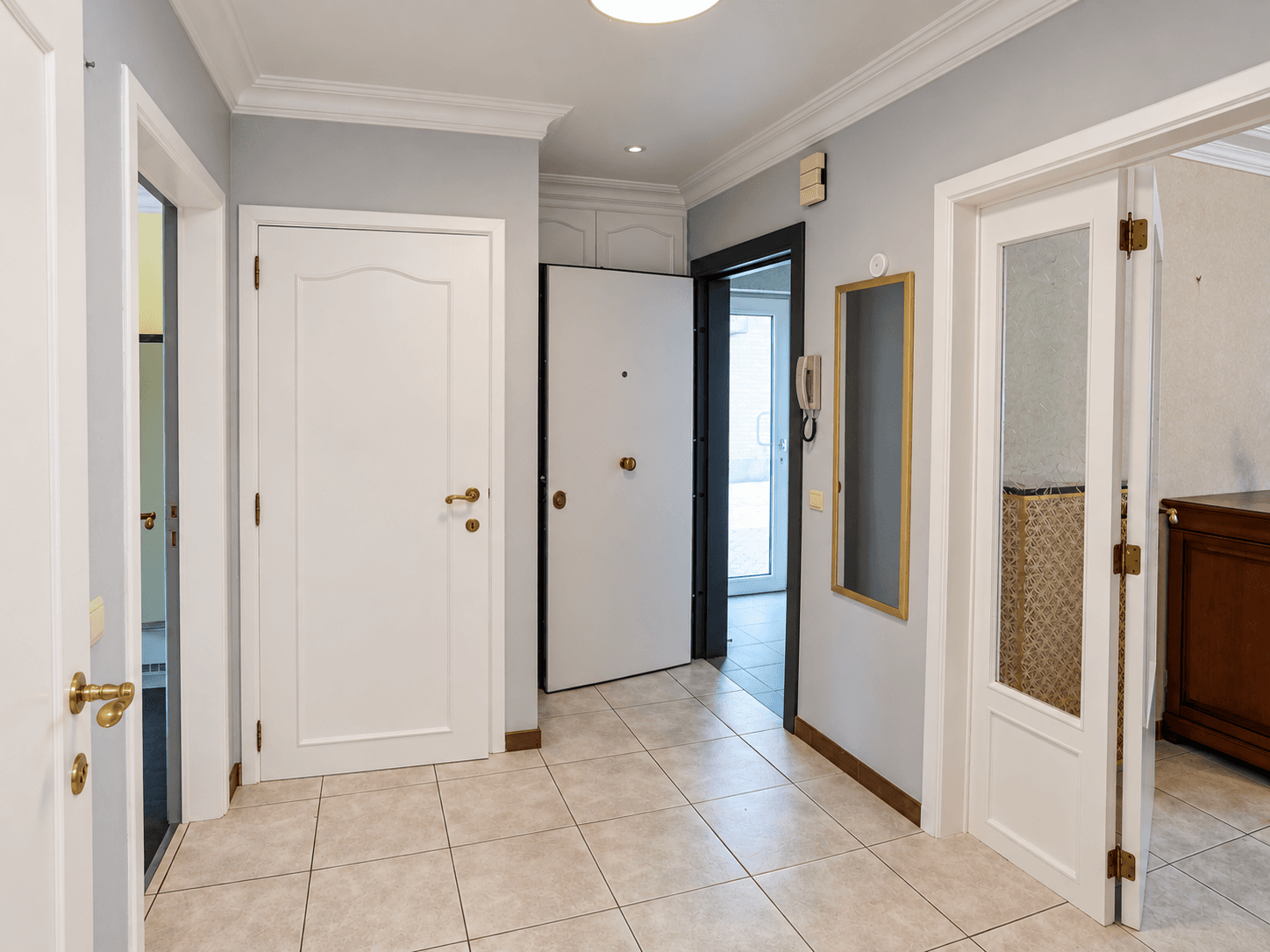 Gelijkvloers 2-slpk appartement met tuin + 2 garageboxen