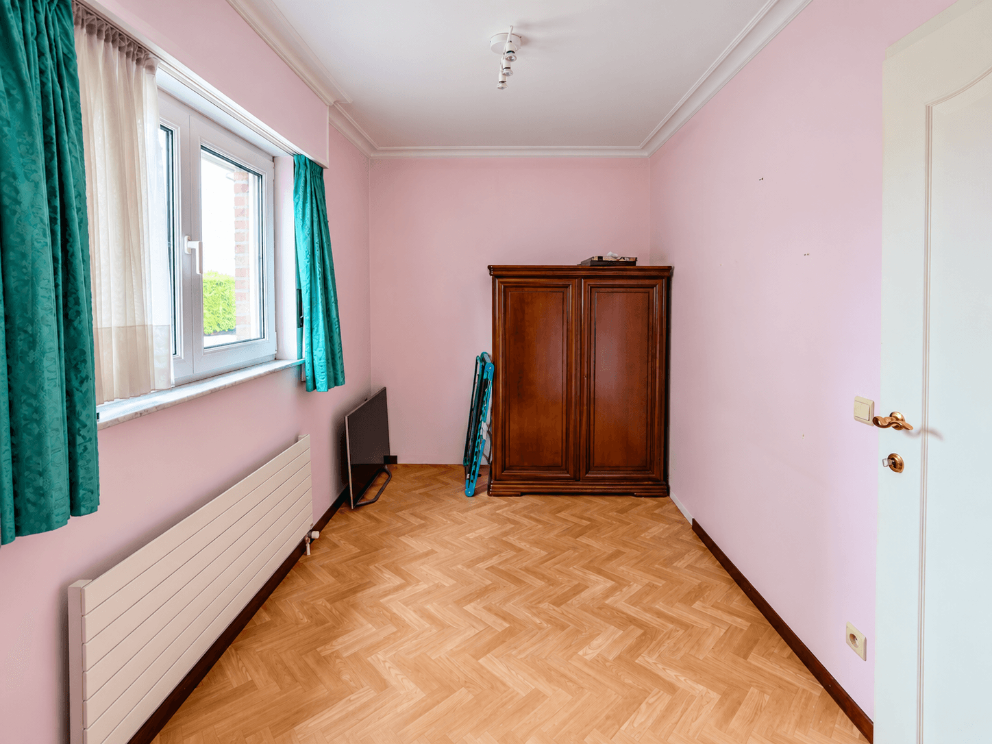 Gelijkvloers 2-slpk appartement met tuin + 2 garageboxen