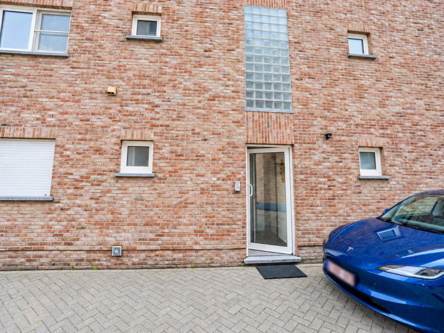 Gelijkvloers 2-slpk appartement met tuin + 2 garageboxen