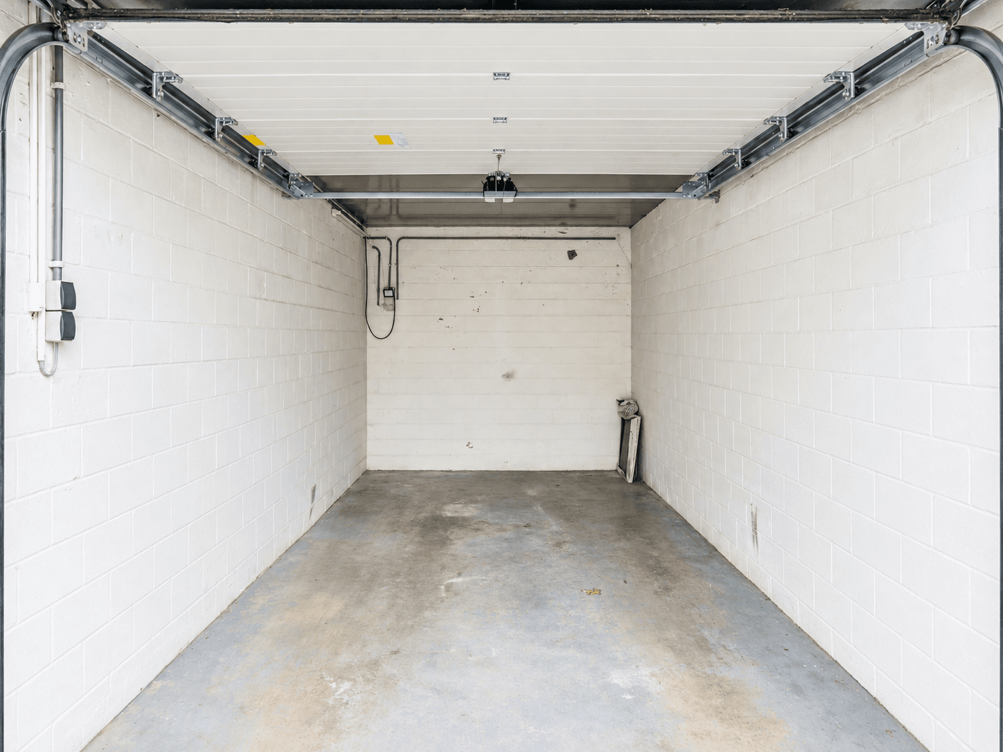 Gelijkvloers 2-slpk appartement met tuin + 2 garageboxen