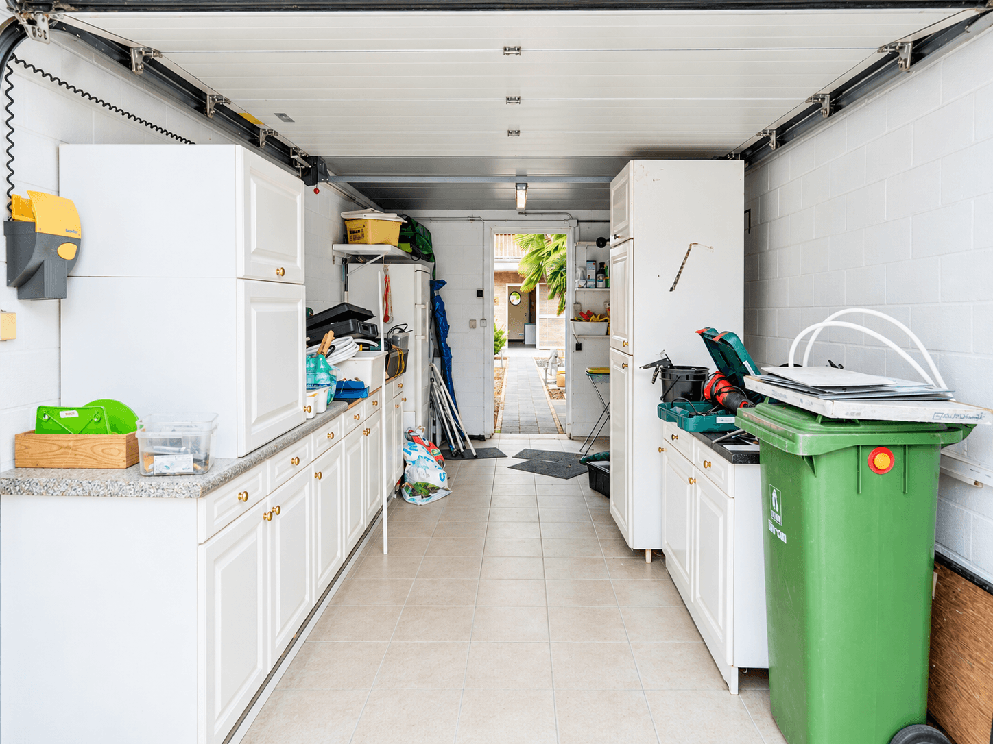 Gelijkvloers 2-slpk appartement met tuin + 2 garageboxen