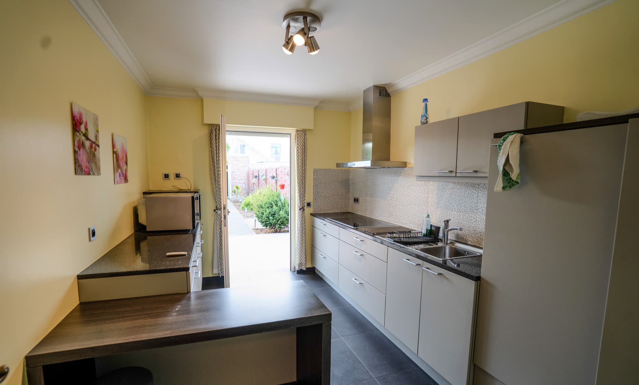 Gelijkvloers 2-slpk appartement met tuin + 2 garageboxen