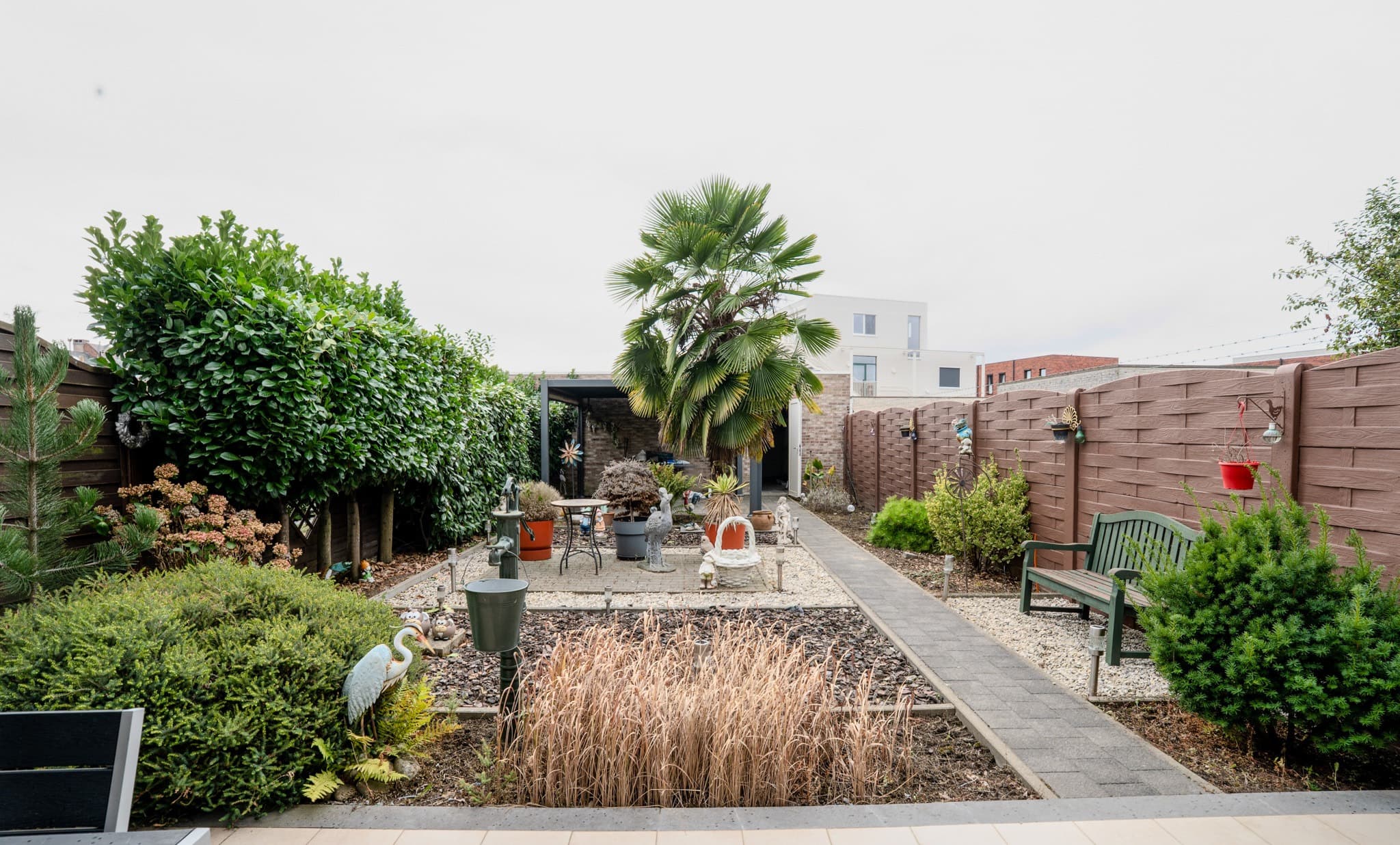Gelijkvloers 2-slpk appartement met tuin + 2 garageboxen