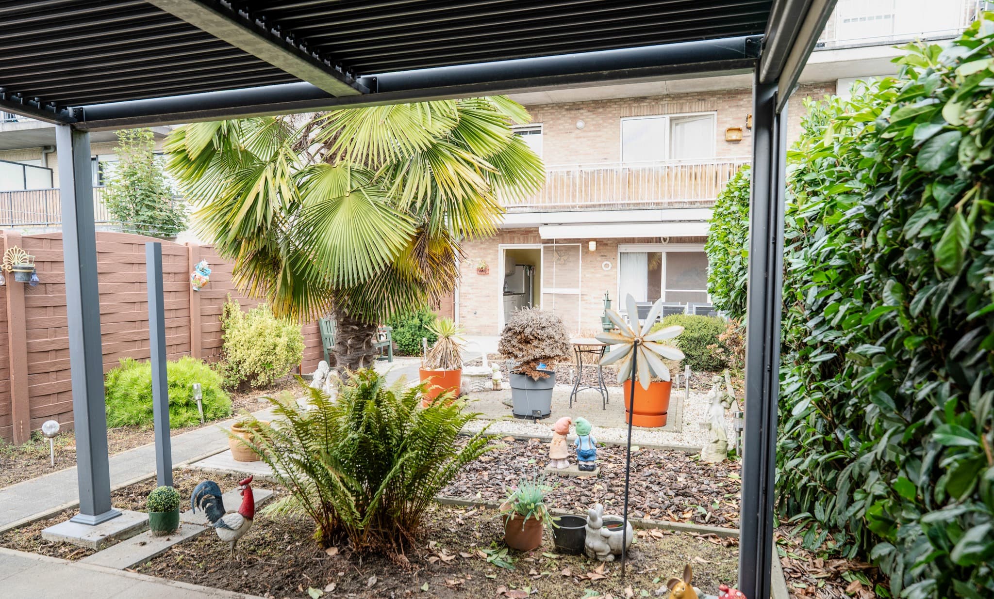 Gelijkvloers 2-slpk appartement met tuin + 2 garageboxen