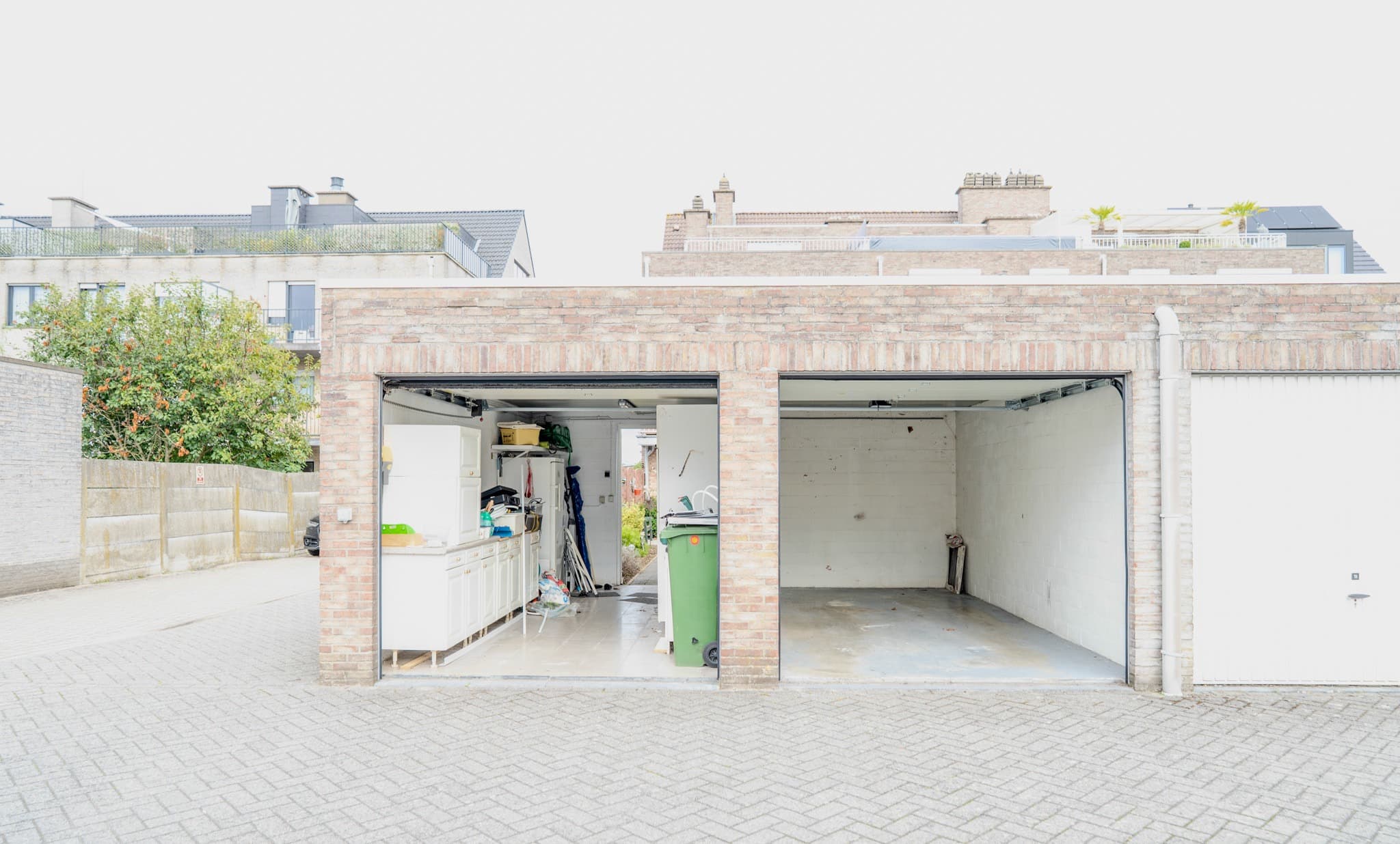 Gelijkvloers 2-slpk appartement met tuin + 2 garageboxen