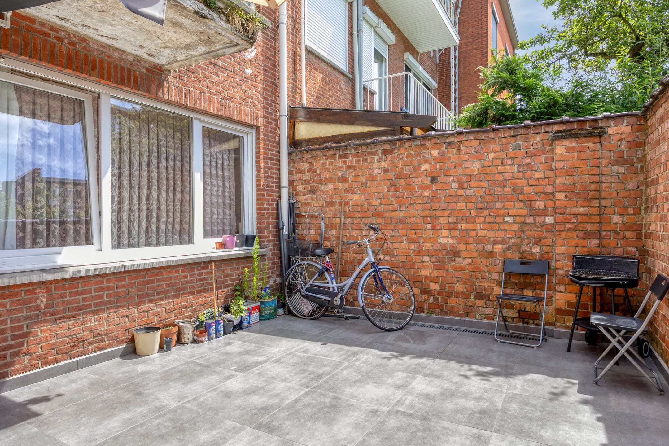 Instapklaar gelijkvloers appartement met koer!