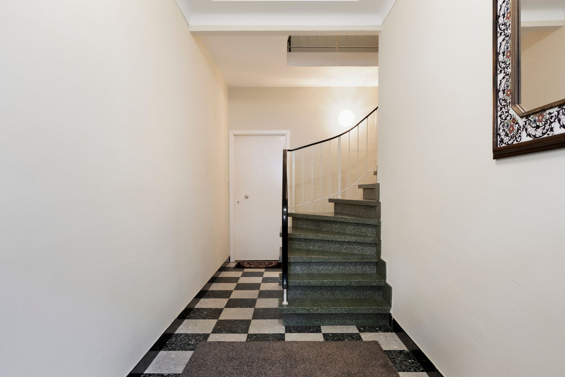 Instapklaar gelijkvloers appartement met koer!