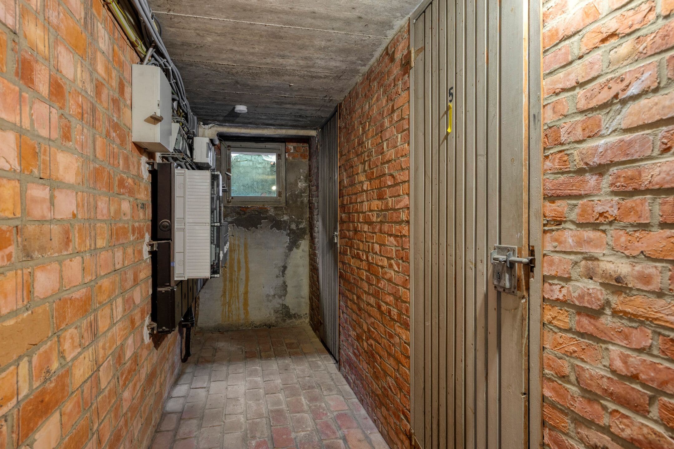 Instapklaar gelijkvloers appartement met koer!
